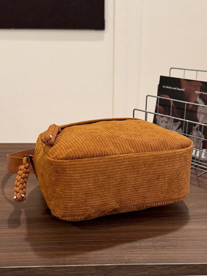Bolso de pana negro para mujer vista frontal con correa ajustable