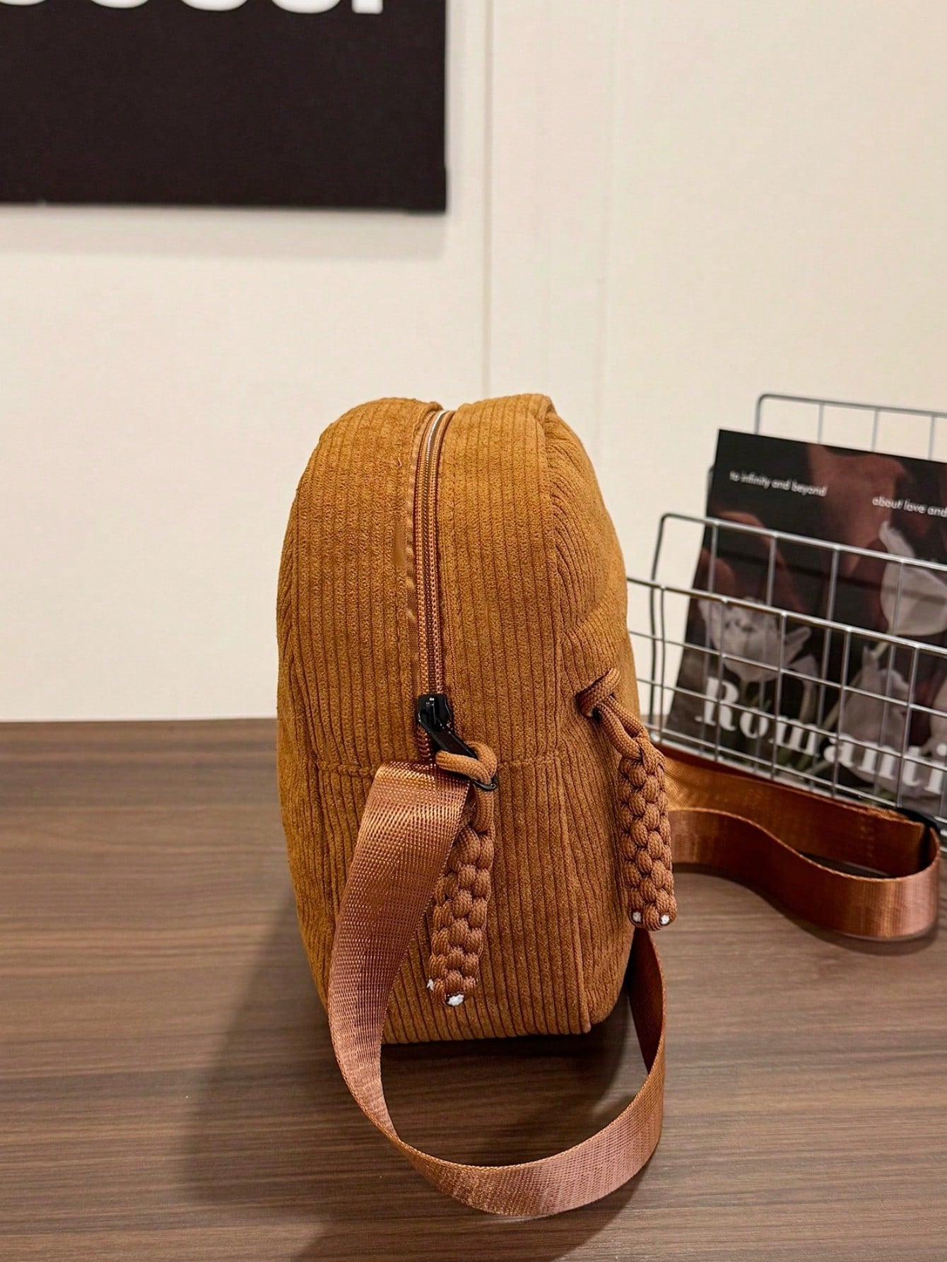 Bolso de pana camel para mujer detalle del interior forrado