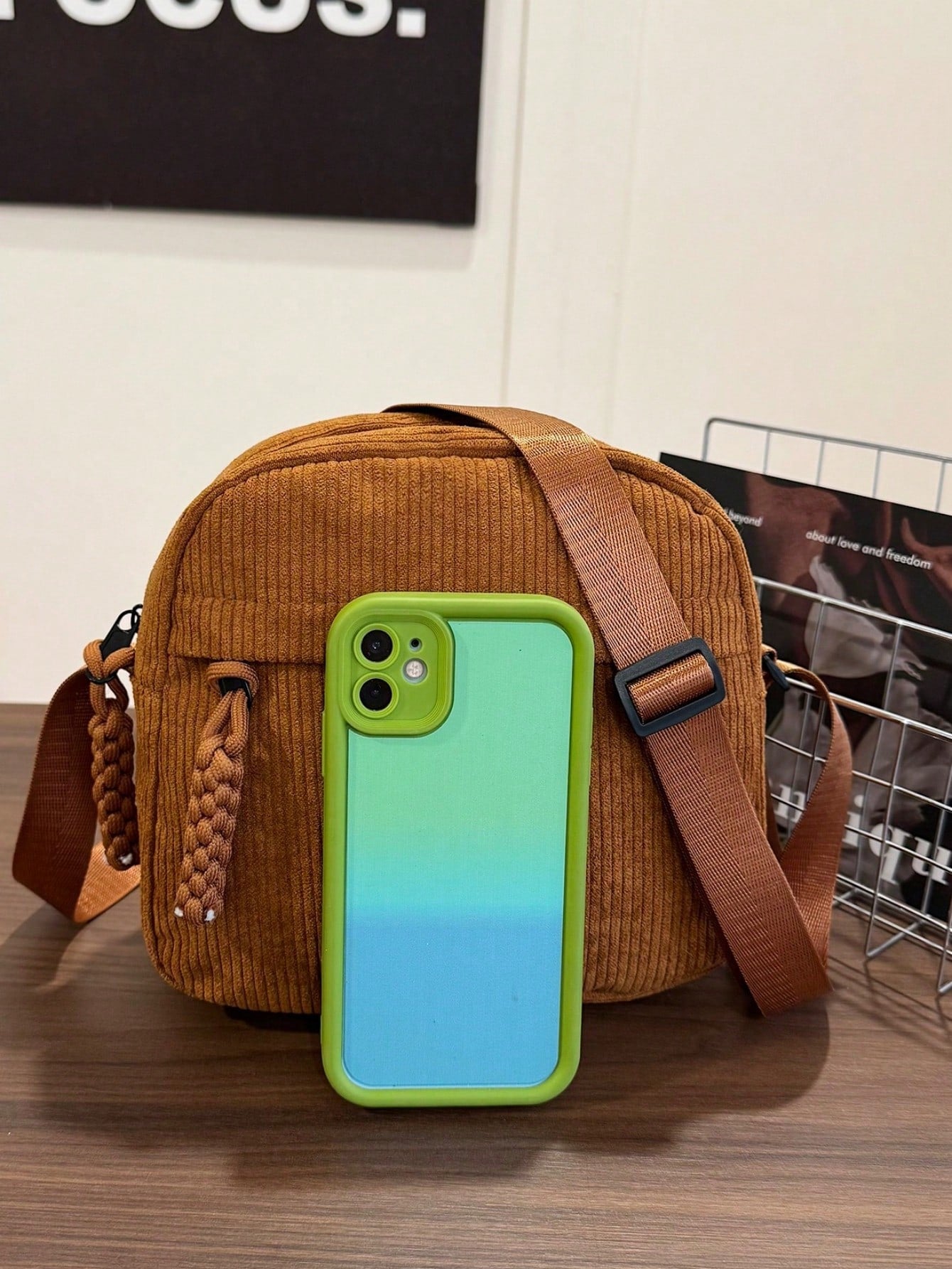 Bolso de pana camel para mujer detalle de cremallera y tiradores tejidos