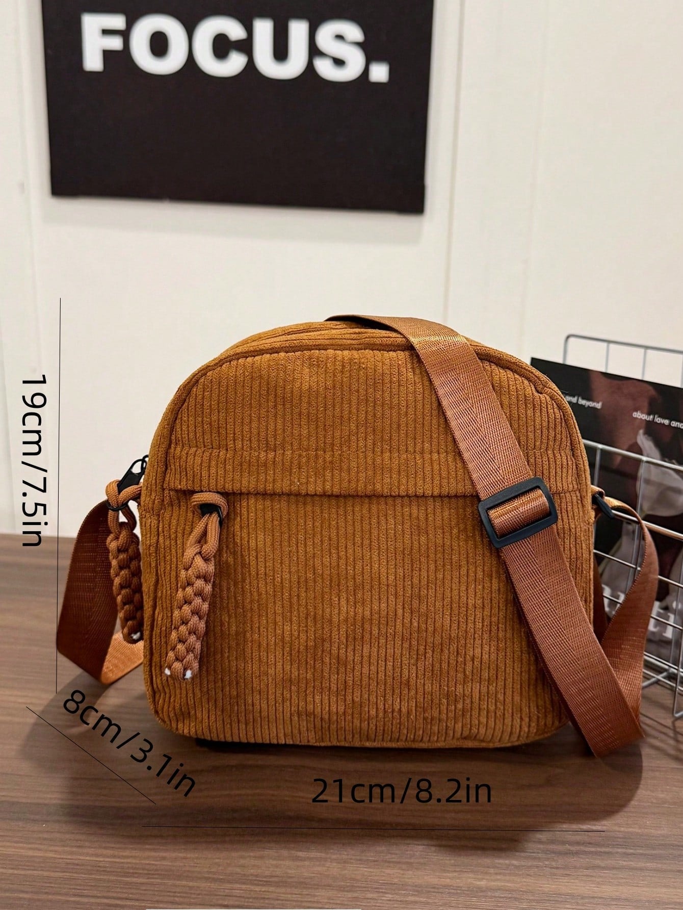 Bolso de pana camel para mujer vista inferior con base estructurada