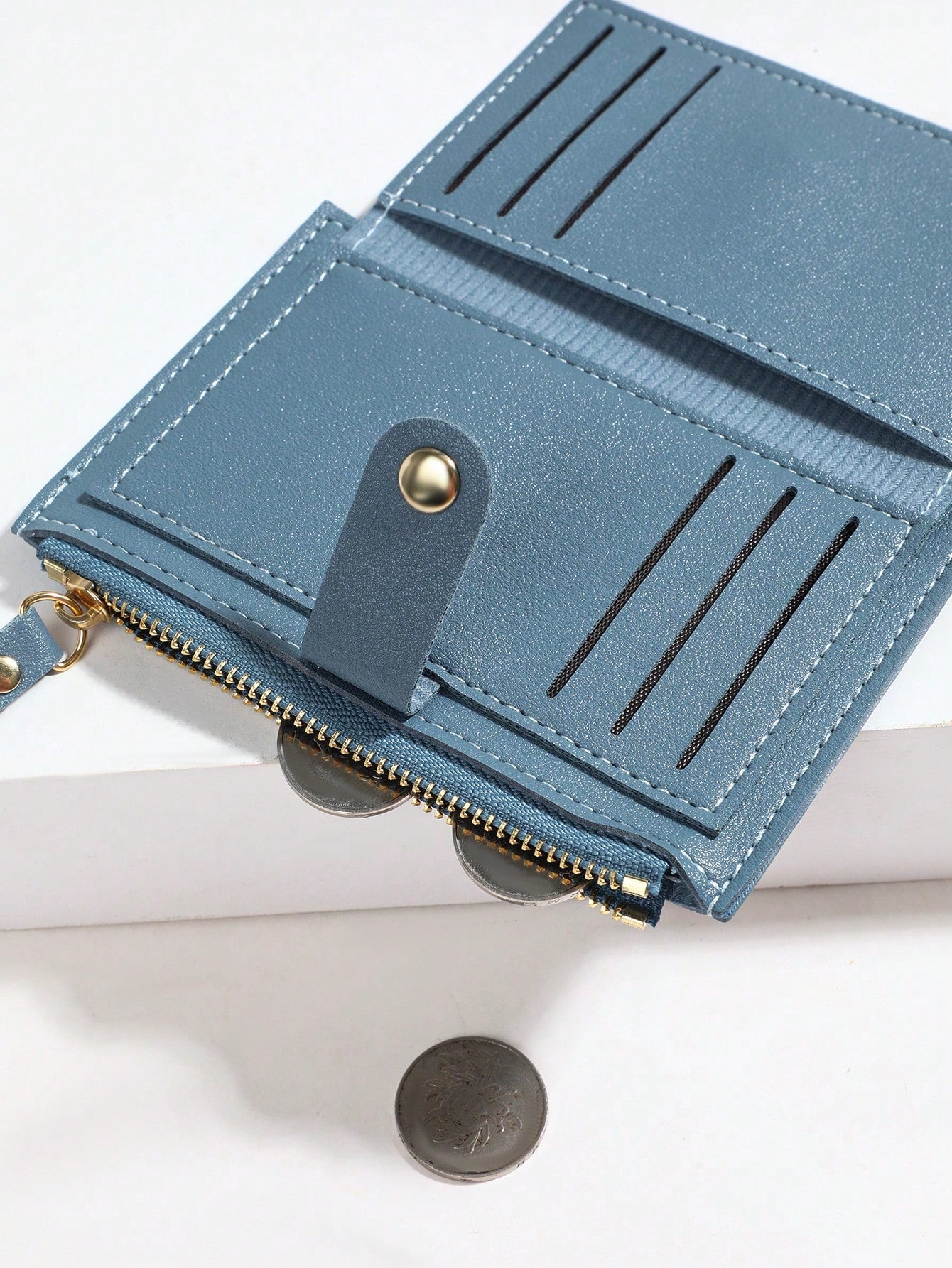 interior de billetera con ranuras para tarjetas y monedas