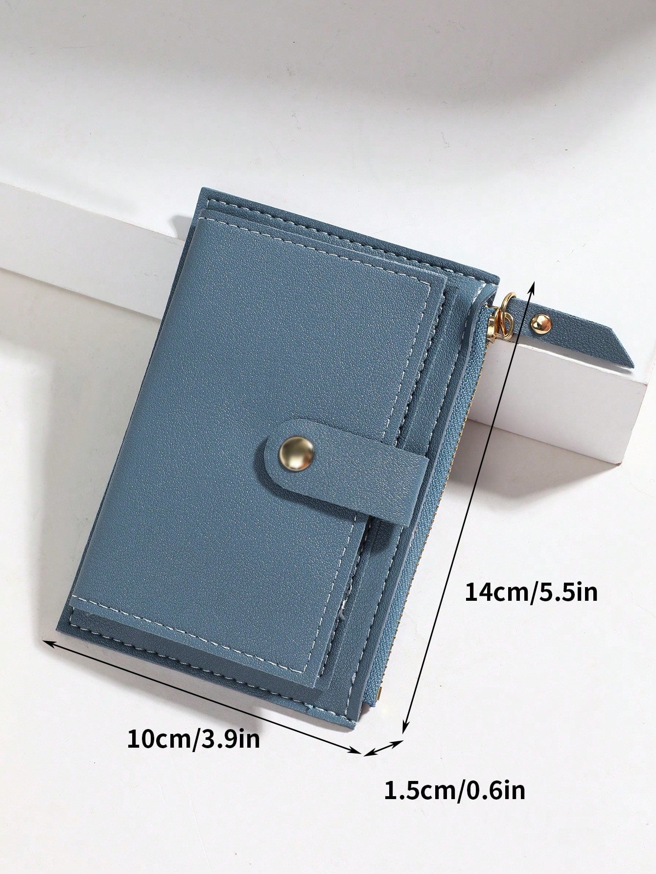 billetera azul pequeña con medidas 14 x 10 cm