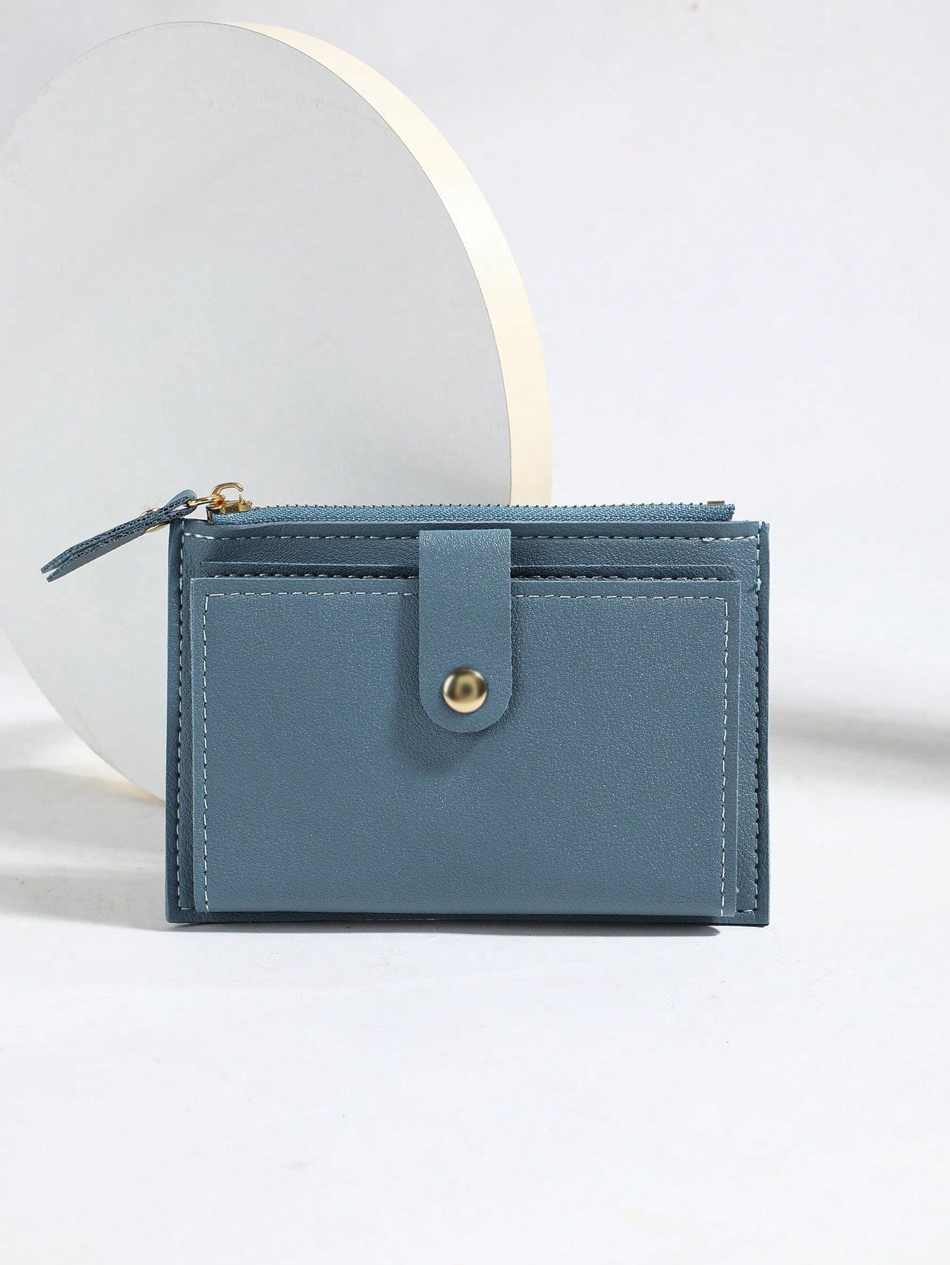 billetera azul compacta para dama con botón frontal