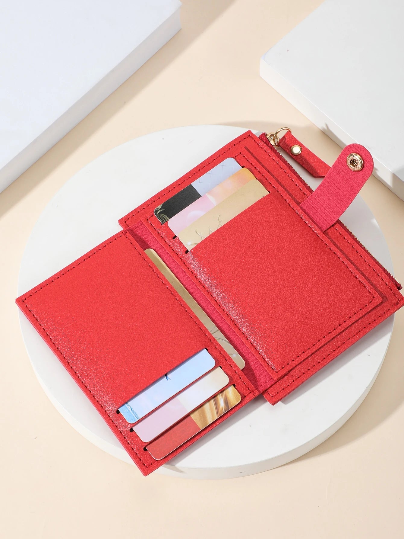 interior de la cartera roja compacta con ranuras para tarjetas

