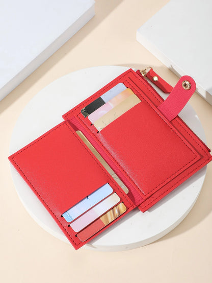 interior de la cartera roja compacta con ranuras para tarjetas
