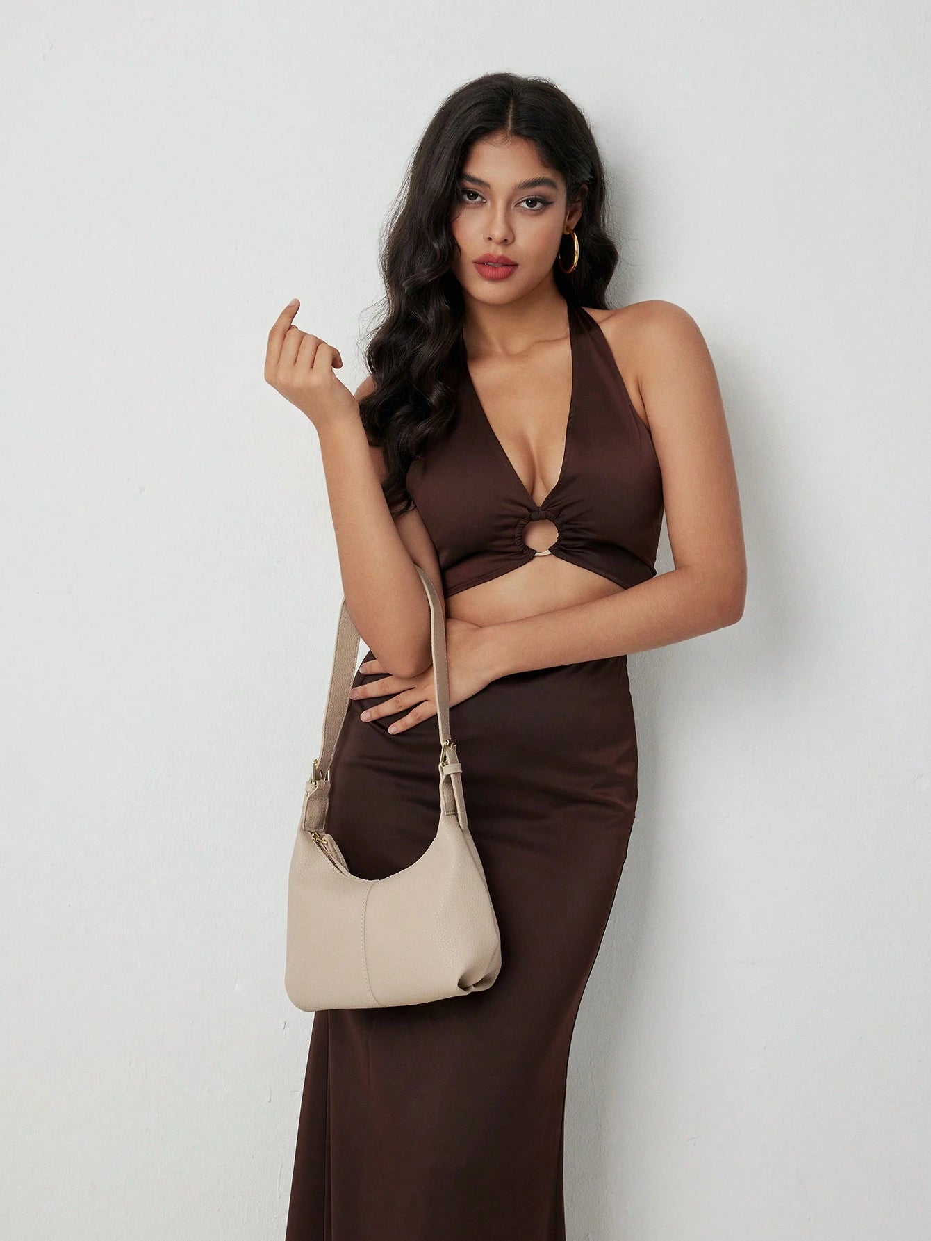 vista lateral del bolso hobo beige acabado texturizado
