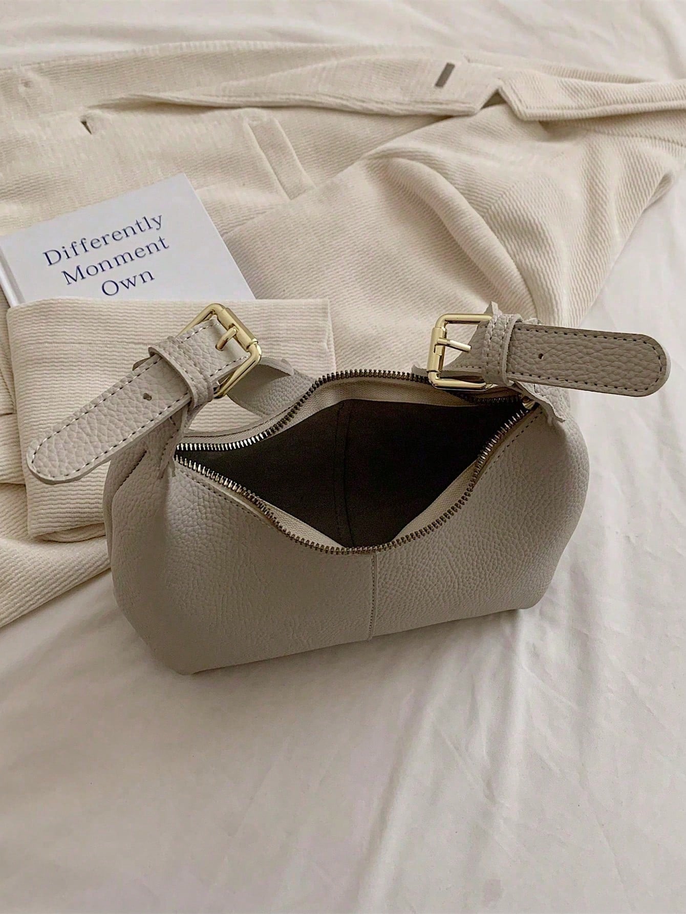 interior del bolso beige con cierre de cremallera
