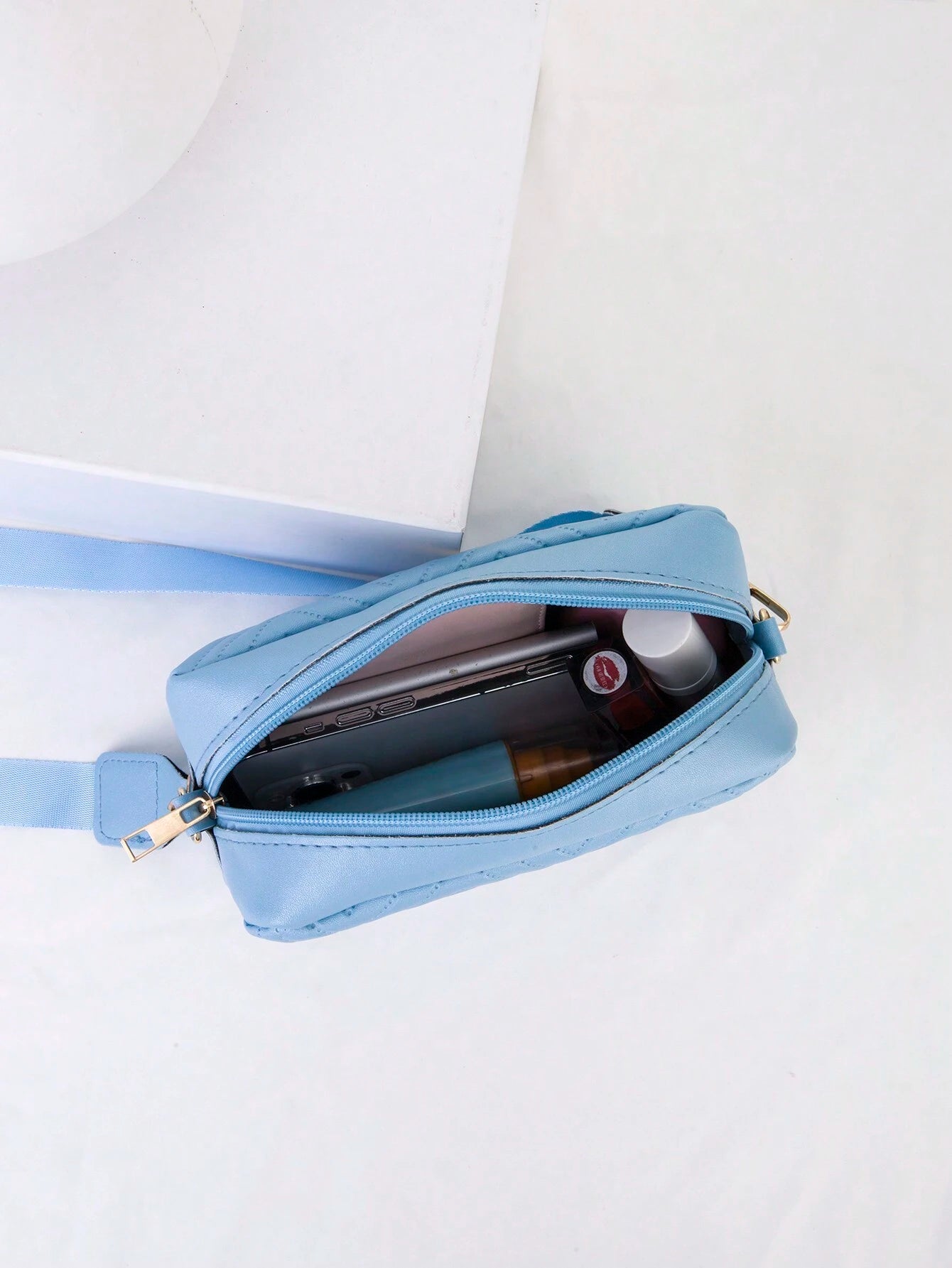 interior del mini bolso azul mostrando capacidad