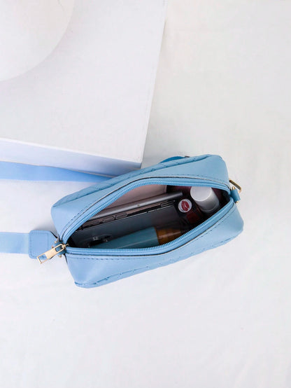 interior del mini bolso azul mostrando capacidad