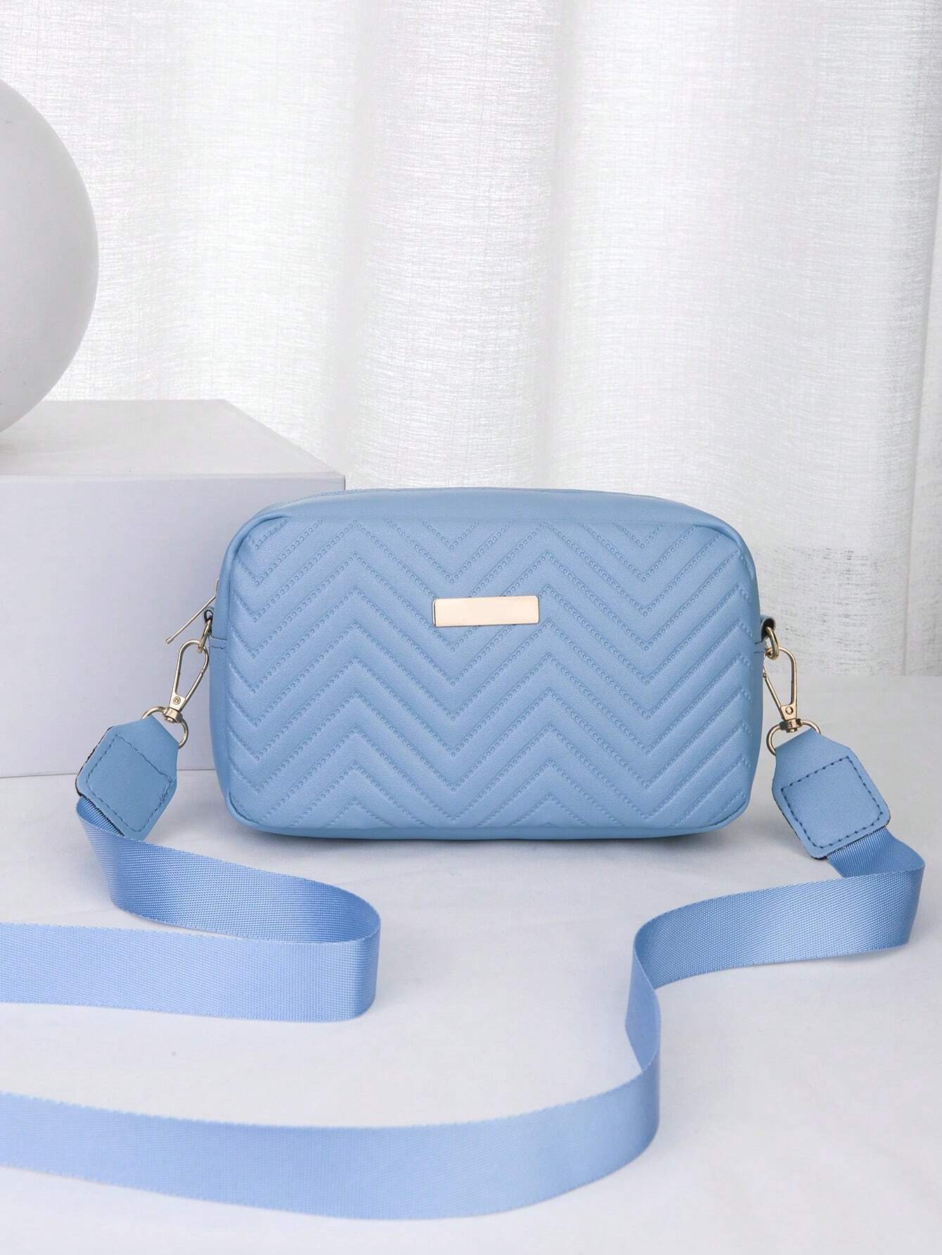 mini bolso azul acolchado para dama con correa ajustable