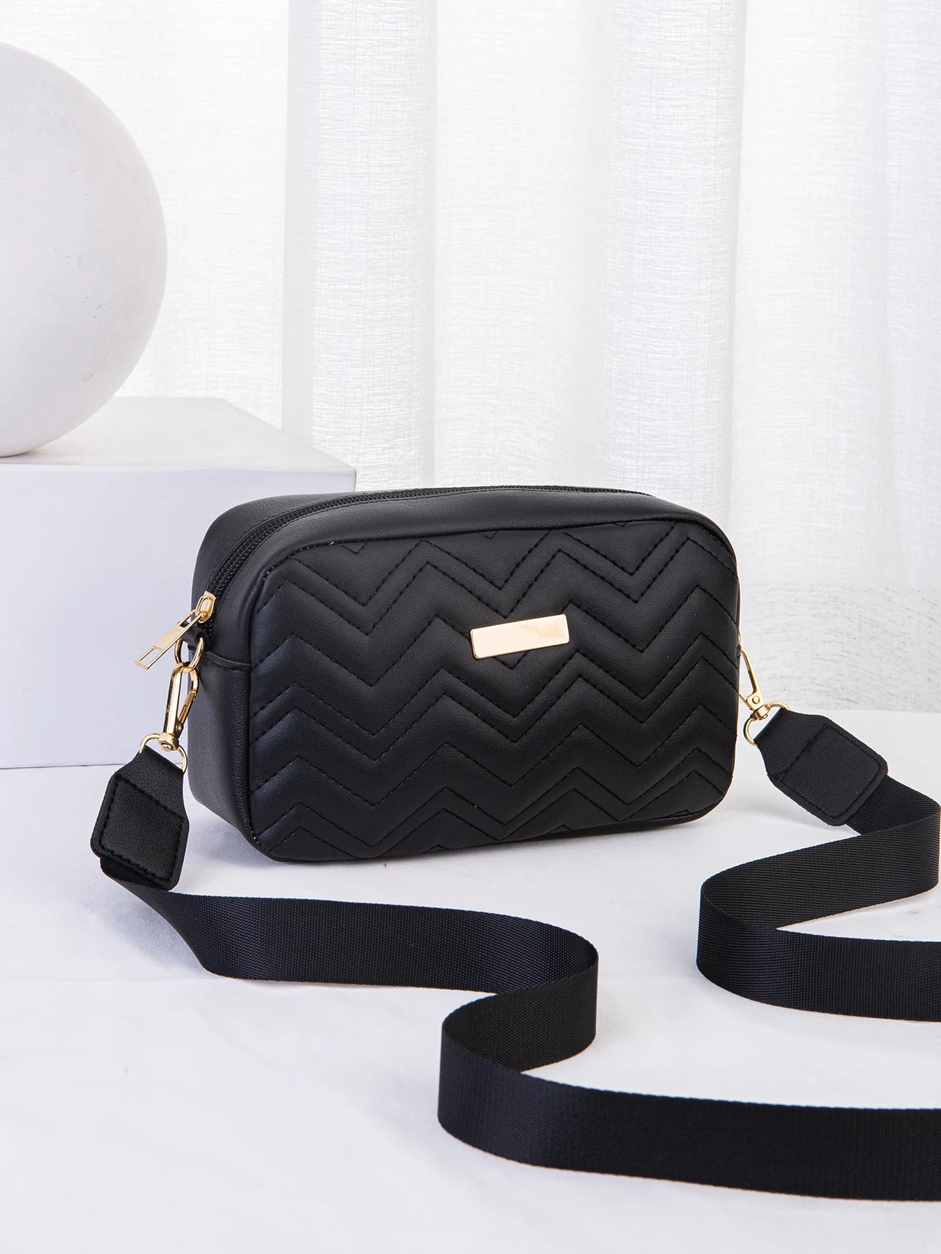 bolso cuadrado negro acolchado estilo moderno