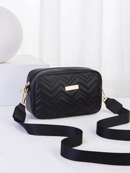 bolso cuadrado negro acolchado estilo moderno
