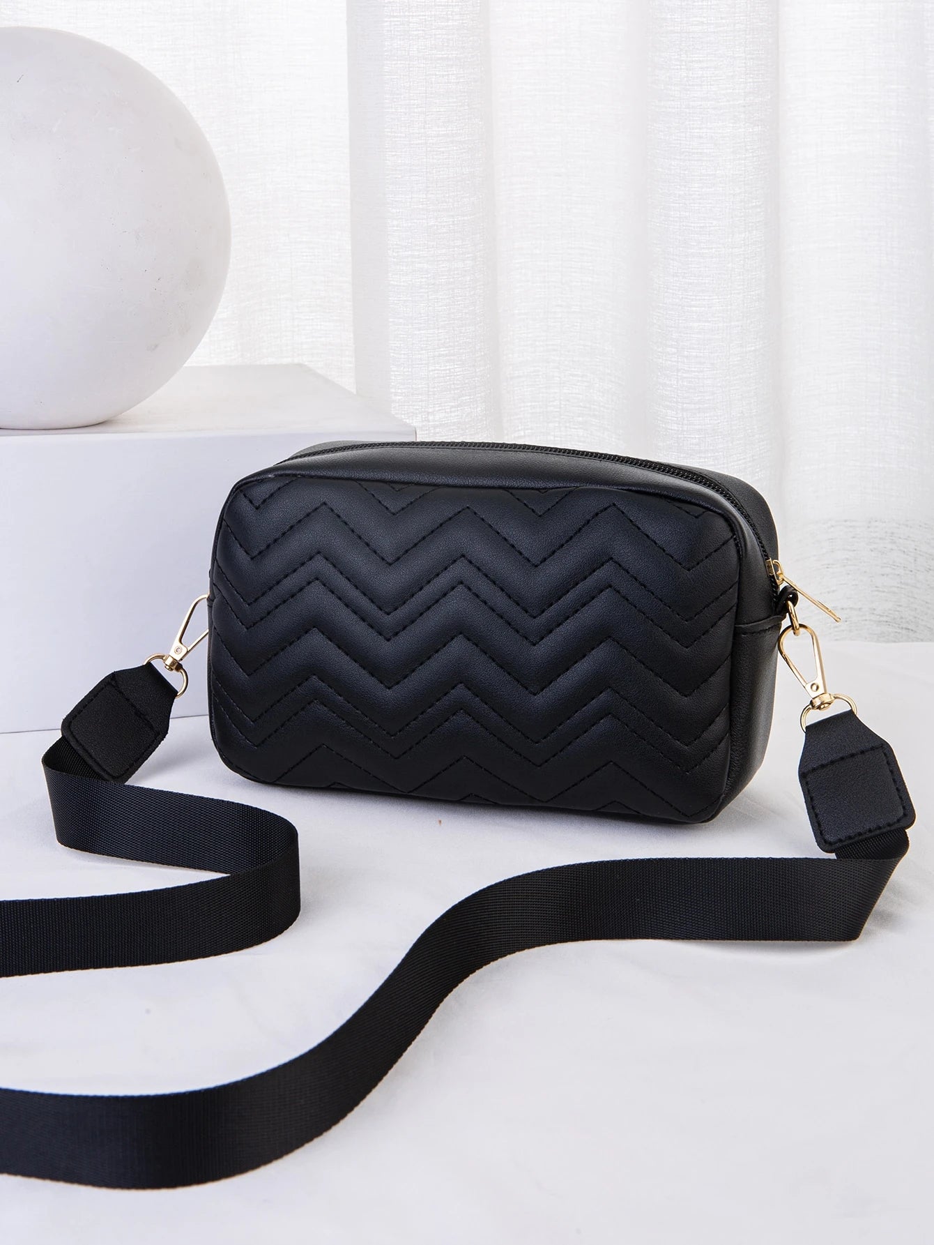 vista trasera del bolso negro acolchado para dama