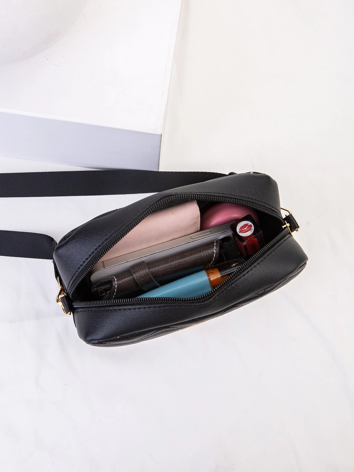 interior del mini bolso negro mostrando capacidad