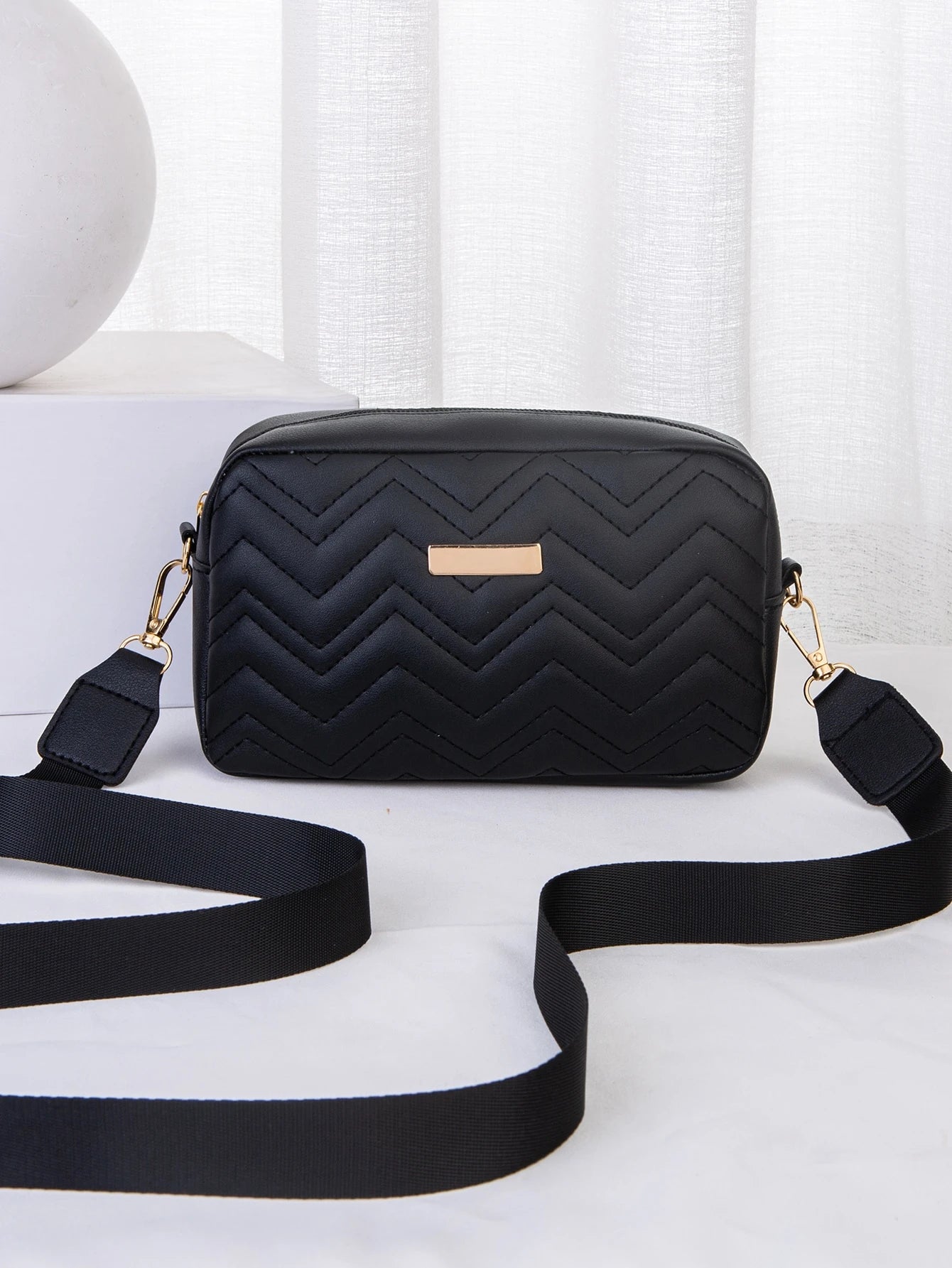 mini bolso negro acolchado para dama con correa ajustable