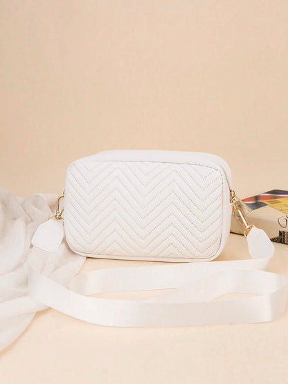 vista trasera del mini bolso acolchado blanco