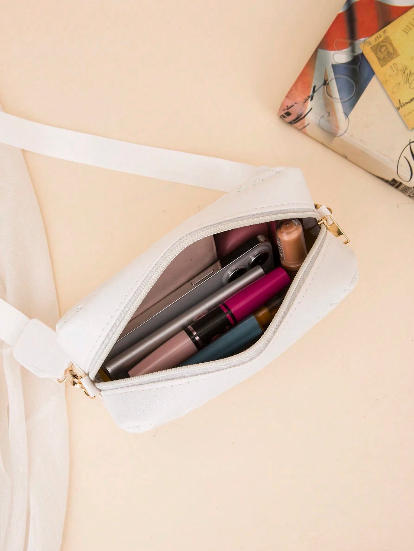 interior del mini bolso blanco mostrando capacidad