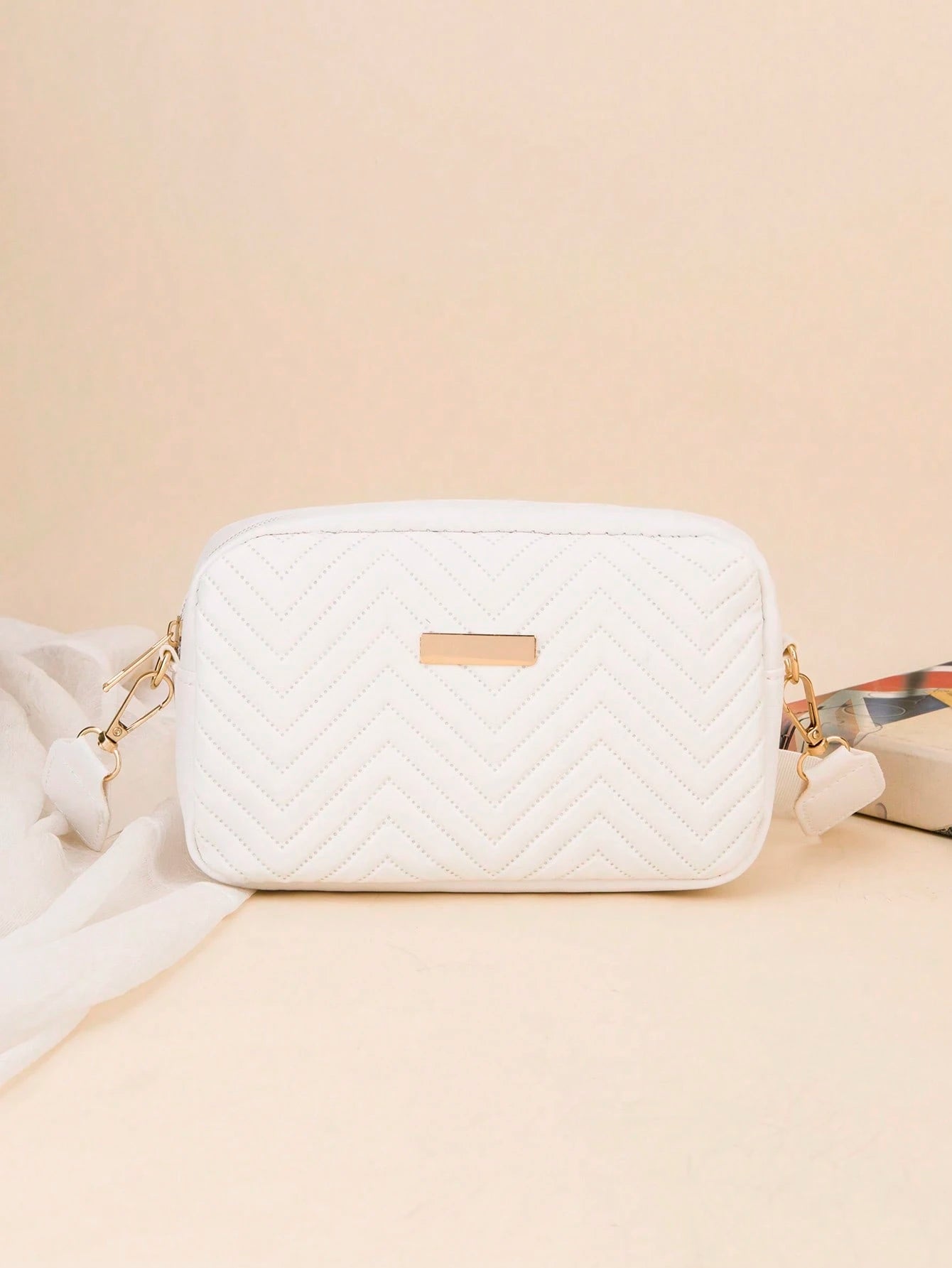 mini bolso blanco acolchado para dama con correa ajustable