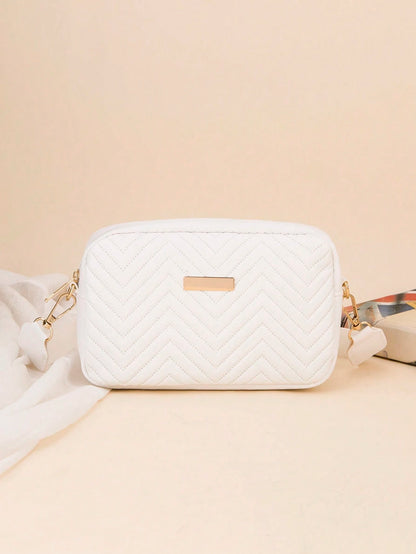 mini bolso blanco acolchado para dama con correa ajustable