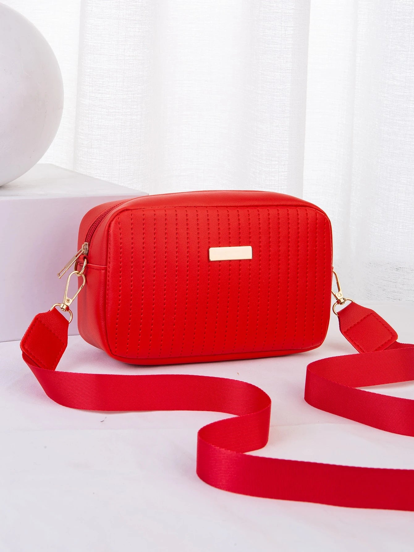 bolso cuadrado rojo acolchado vista lateral moderna