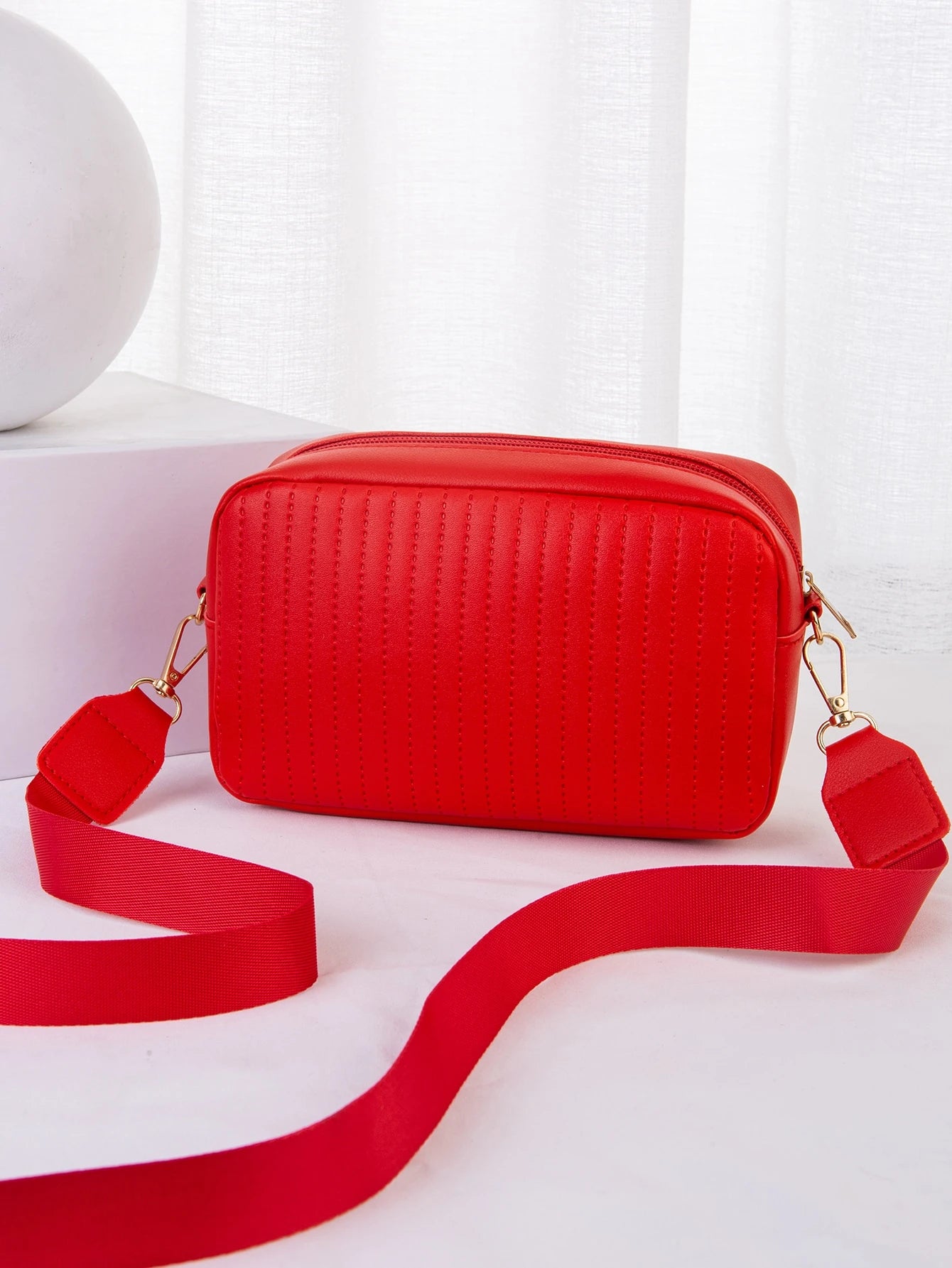 vista trasera del bolso rojo acolchado para dama