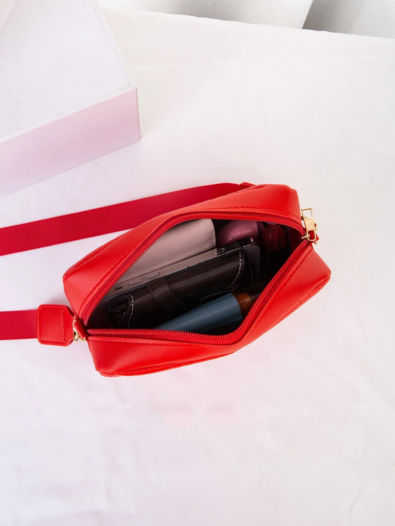 interior del mini bolso rojo mostrando capacidad